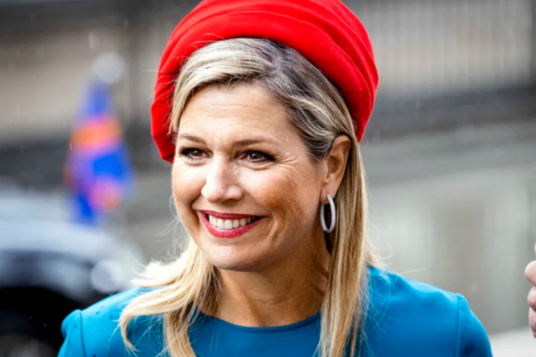 Máxima de los Países Bajos es fanática de las vinchas para acompañar sus outfits. Foto: EFE