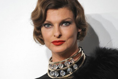 LINDA EVANGELISTA CERRÓ UN CAPÍTULO DE SU VIDA. LA SUPERMODELO LLEGÓ A UN ACUERDO CON LA EMPRESA QUE LA DEJÓ BRUTALMENTE DESFIGURADA Foto: Archivo