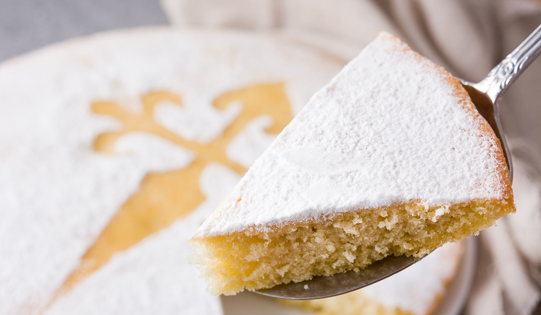 Aunque hoy parece un postre sencillo, la receta de la Tarta de Santiago fue considerada durante años un símbolo de estatus, ya que la almendra era un ingrediente costoso y reservado para ocasiones especiales. Aunque hoy parece un postre sencillo, la receta de la Tarta de Santiago fue considerada durante años un símbolo de estatus, ya que la almendra era un ingrediente costoso y reservado para ocasiones especiales.