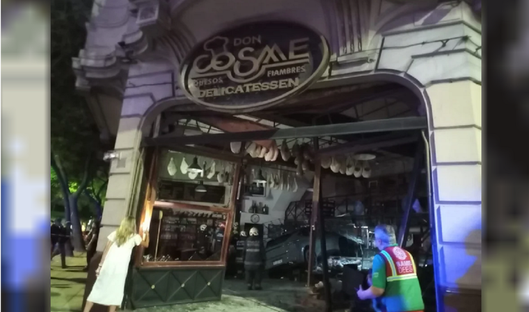 Así quedó la fiambrería tras el impacto. Foto: NA