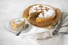 Receta tradicional de tarta de Santiago con historia y sabor.