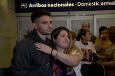 Alejo Arias junto a su hermana que lleva la frase de la Biblia en el brazo. 