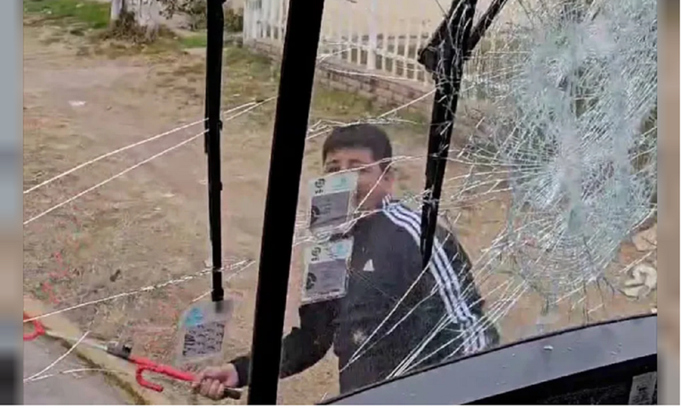 El ataque contra el micro Foto: captura de video