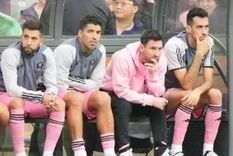 Messi sentado en el banco durante el partido en China. Foto: Redes Sociales