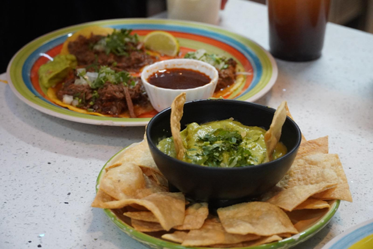 El platillo más popular en la taquería Guacamoles es el taco de birria, una receta original de la esposa de De la Torre.