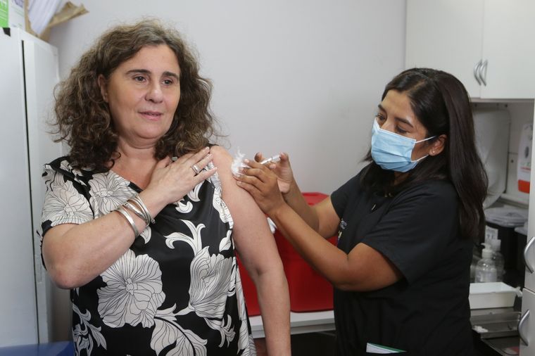 La ministra Nadal recibió la vacuna contra la gripe. Foto: Prensa Gobierno Mendoza