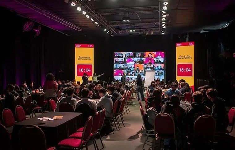 La competencia desafía a los estudiantes a pensar soluciones innovadoras para problemas reales.&nbsp;
