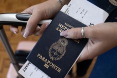 Muchos argentinos buscan emigrar, en el contexto de una creciente crisis económica Foto: Shutterstock