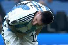 Messi se toca el posterior antes de arrancar el complemento. Foto: Captura