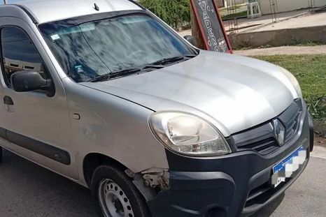 Un papá estacionó su utilitario Renault Kangoo frente a una farmacia y se bajó a comprar. En el interior quedaron su hijo de 10 y sus hijas mellizas de 7. Un delincuente se subió y robó el vehículo con los niños adentro. Un papá estacionó su utilitario Renault Kangoo frente a una farmacia y se bajó a comprar. En el interior quedaron su hijo de 10 y sus hijas mellizas de 7. Un delincuente se subió y robó el vehículo con los niños adentro.