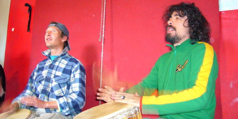 Gregory y David ensayan para el mes África tu tierra. Foto: Mdz