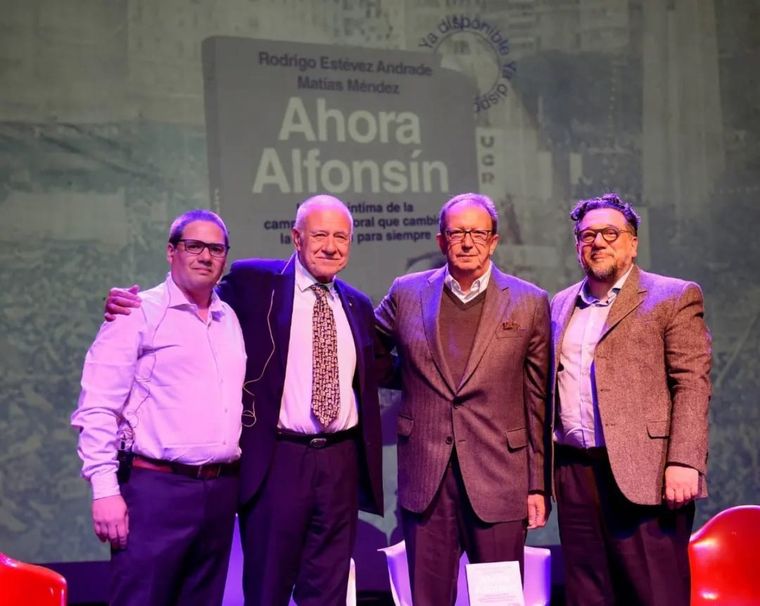 Carlos Campolongo, vocero del PJ en la campaña de Ítalo Luder en 1983, y el ex diputado nacional por la UCR, Marcelo Stubrin, junto a los autores del libro Ahora Alfonsín