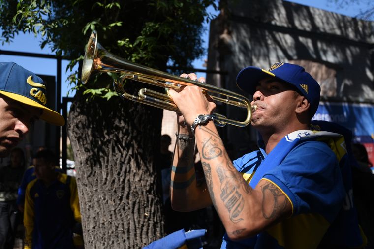 Alrededor de 500 hinchas xeneizes esperaron al micro del Club de la Ribera Foto: Rodrigo DAngelo / MDZ