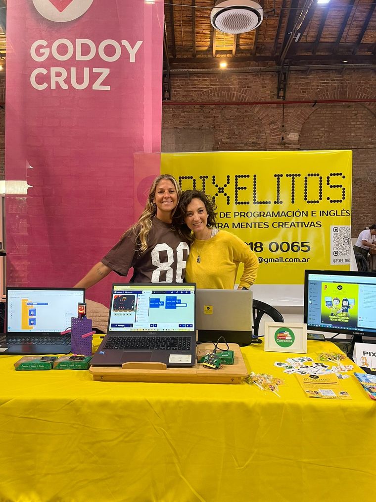 Directoras de Pixelitos Laura Zeier, licenciada y profesora en Comunicación Social y programadora Full Stack y Paula Almiron, licenciada y profesora en Comunicación Social con certificación en Programación Infantil. Directoras de Pixelitos Laura Zeier, licenciada y profesora en Comunicación Social y programadora Full Stack y Paula Almiron, licenciada y profesora en Comunicación Social con certificación en Programación Infantil.