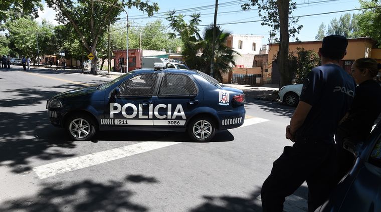 El taxista fue asaltado en una conocida esquina de Godoy Cruz Foto: ALF PONCE / MDZ