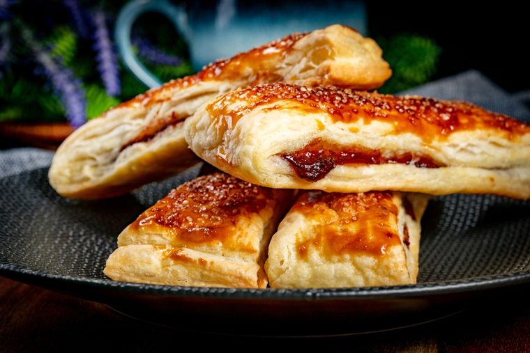 La primera receta de hojaldre relleno de mermelada se popularizó en Europa como un postre elegante y fácil de preparar para reuniones familiares. La primera receta de hojaldre relleno de mermelada se popularizó en Europa como un postre elegante y fácil de preparar para reuniones familiares.