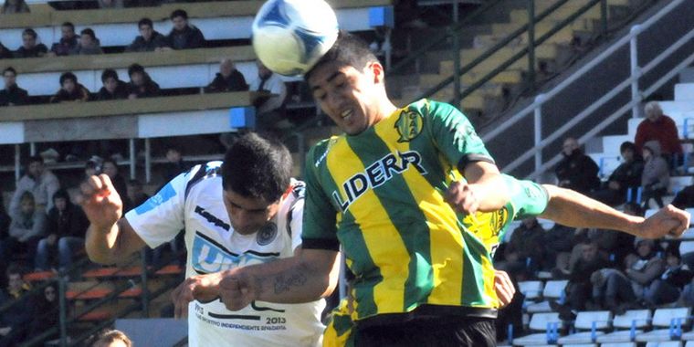 Brítez Ojeda salta a cabecear el balón en Mar del Plata. Foto: Télam