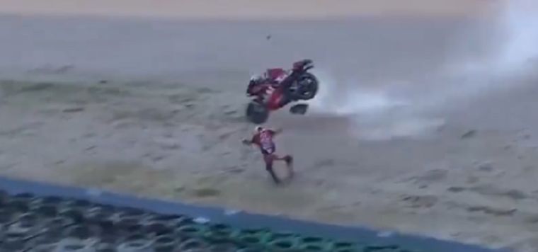 Espargaró en el aire antes de golpear contra las contenciones.