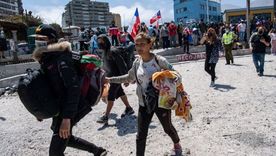 Decenas de venezolanos tuvieron que escapar de la marcha antimigrante realizada el 26 de septiembre en la ciudad de Iquique (Chile). Foto: Getty Images