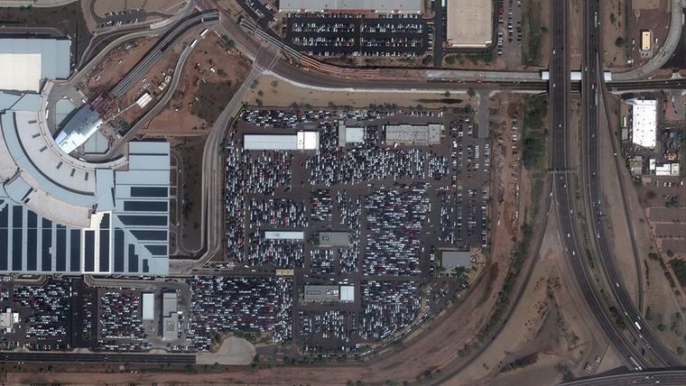 Este estacionamiento de autos de alquiler en el aeropuerto de Phoenix está repleto de los autos que la gente no está rentando.