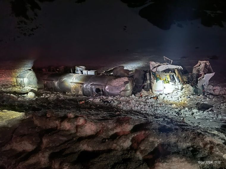 Imagen del camión que volcó en los Caracoles este viernes por la noche. Foto: Osvaldo Valle