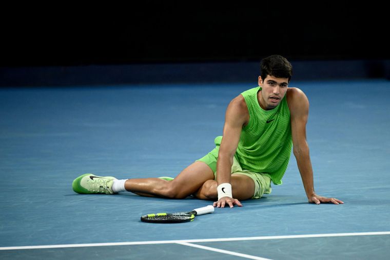 Carlos Alcaraz yace en el piso extenuado tras vencer a Zverev en un maratónico partido.