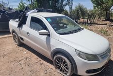 La camioneta Volkswagen Saveiro recuperada por los policías de la UEP Maipú tras el robo. La camioneta Volkswagen Saveiro recuperada por los policías de la UEP Maipú tras el robo.