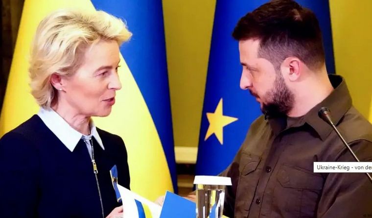 Ursula Von der Leyen, de la Unión Europea, junto a Volodímir Zelenski, de Ucrania. Foto: Dpa.