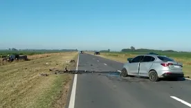 Dos personas muertas y otra herida fue el saldo de un choque frontal entre un auto y una camioneta en la ruta provincial 90, entre las localidades de Alcorta y Carreras, en la zona sur de la provincia de Santa Fe. Foto: Aire Libre Acebal Dos personas muertas y otra herida fue el saldo de un choque frontal entre un auto y una camioneta en la ruta provincial 90, entre las localidades de Alcorta y Carreras, en la zona sur de la provincia de Santa Fe. Foto: Aire Libre Acebal