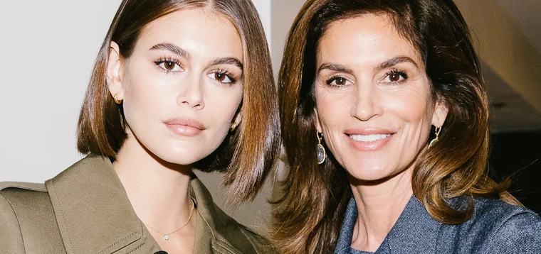 Kaia Gerber y Cindy Crawford demostrando clase y estilo. Foto: vogue.com - https://assets.vogue.com/photos/5d9fb922a44e3000094c4ba8/master/w_2560%2Cc_limit/EA47BD81-B35D-40DA-A9DC-941B340EA4E0.jpeg