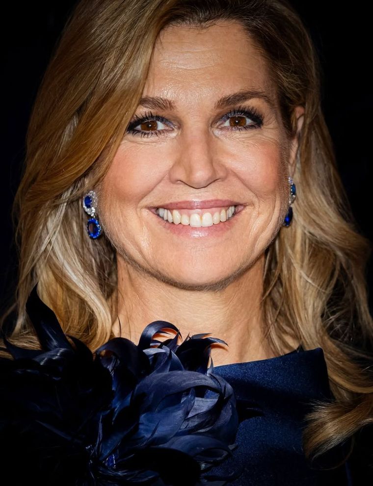 Plumas y zafiros: el estilismo invernal de Máxima.