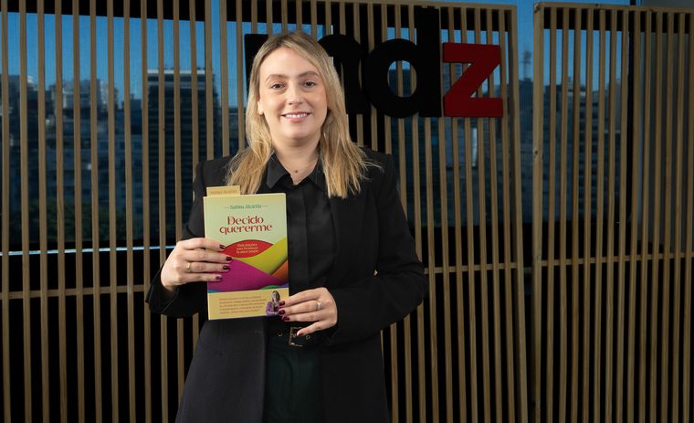 Sabina Alcarraz es una psicóloga uruguaya, especialista en psicoestética y autoestima.&nbsp;