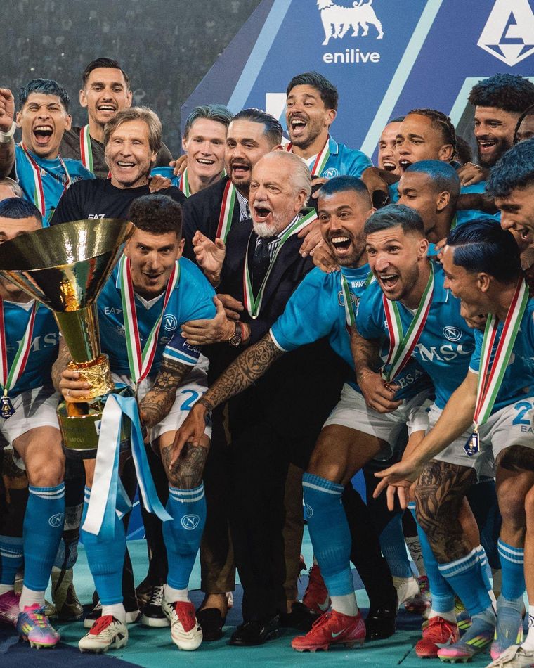 Di Lorenzo, con el trofeo del equipo del sur. Foto: @sscnapoli