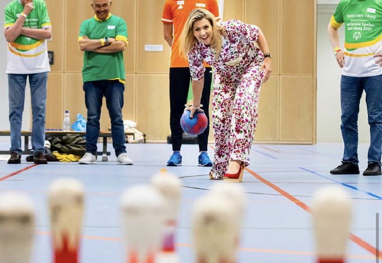 Máxima juega a los bolos. Foto: instagram @queen.maxima