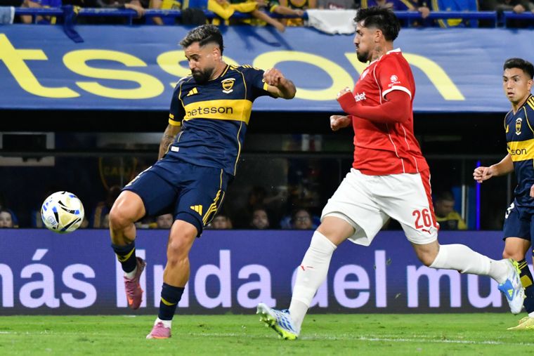 Boca e Independiente juegan el clásico en la Bombonera.