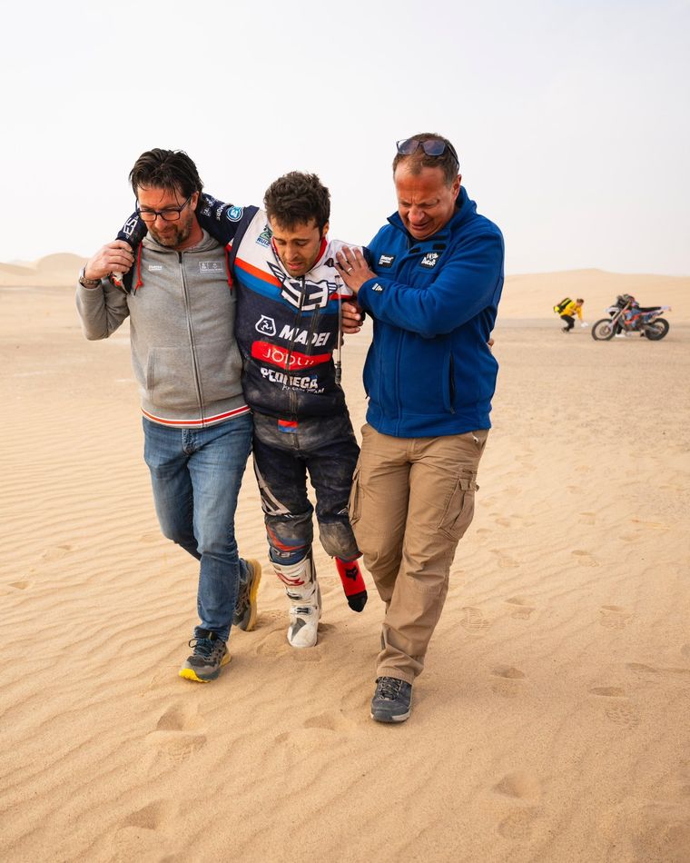 Arnau Lledó abandonó la etapa tras un violento accidente en la Etapa 10 del Rally Dakar. Arnau Lledó abandonó la etapa tras un violento accidente en la Etapa 10 del Rally Dakar.