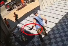 El hombre en el momento en el que atacó al perro. Foto: captura de video. El hombre en el momento en el que atacó al perro. Foto: captura de video.