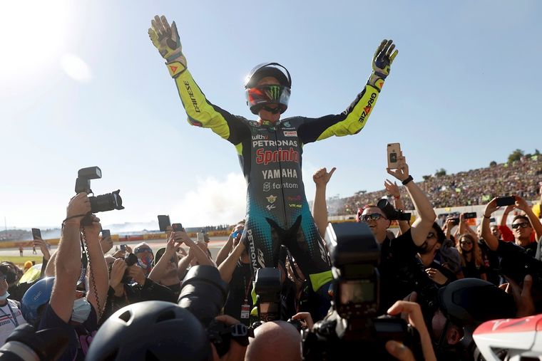 Valentino Rossi, aclamado por sus pares y por el público Foto: EFE