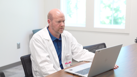 Desde el brote de sarampión, el pediatra Stuart Simko ha estado tratando de llegar a los pacientes que dudan en vacunarse, explicándoles los riesgos de la enfermedad potencialmente mortal.