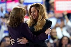 Kamala y Beyoncé, durante la campaña electoral. Foto: Efe.