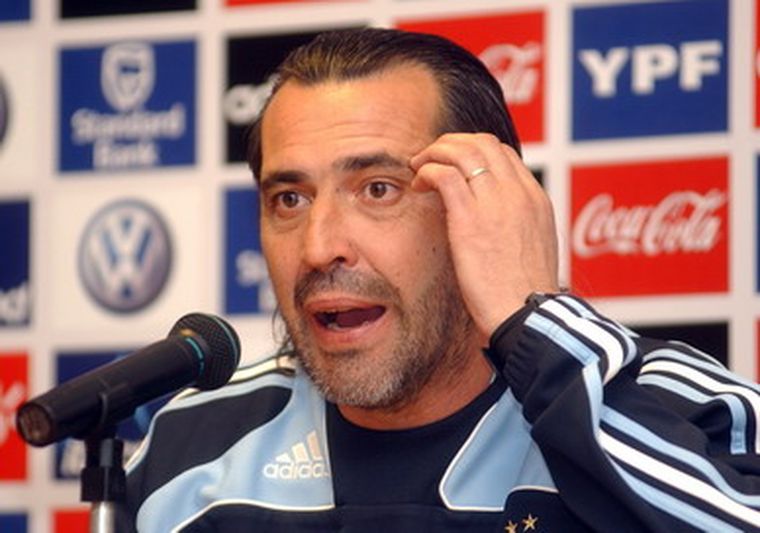 El Checho no quiere ser ayudante de campo de Maradona. Foto: NA