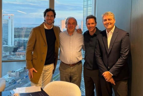 Jorge Brito y Roberto Zaldívar firmaron el contrato para la construcción de la nueva sede corporativa de la entidad en el complejo El Borgo. Jorge Brito y Roberto Zaldívar firmaron el contrato para la construcción de la nueva sede corporativa de la entidad en el complejo El Borgo.