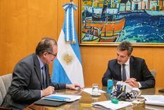 Miguel Pesce y Sergio Massa, responsables de una gran emisión de pesos en el tramo final del gobierno de Alberto Fernández. Foto: Télam