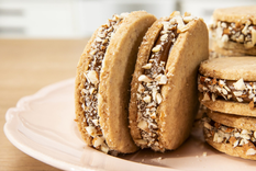 Animate a hacer la receta de alfajores de almendras con relleno de dulce de leche.