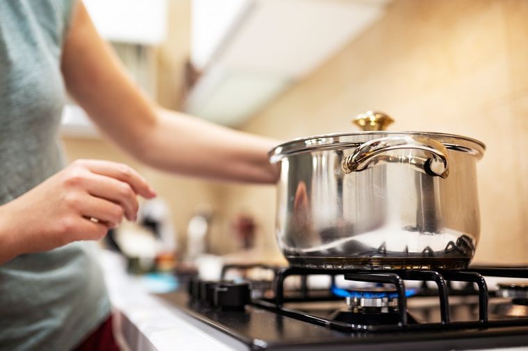 Cocinar, limpiar, organizar: tareas invisibles que recaen en las mujeres. Foto: SHUTTERSTOCK Cocinar, limpiar, organizar: tareas invisibles que recaen en las mujeres. Foto: SHUTTERSTOCK