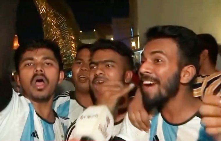 Locura por Argentina en Qatar Un grupo de hinchas de ¡Bangladesh! alentó por la Selección argentina en Qatar.
