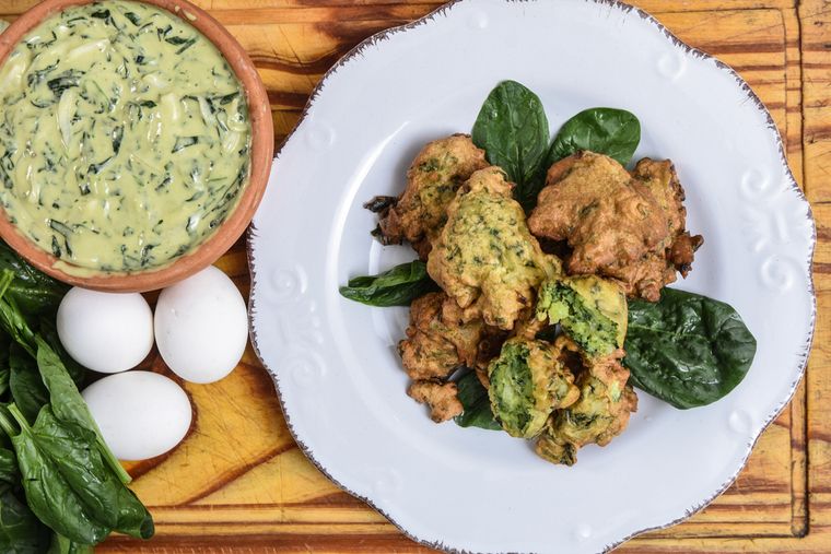 Los buñuelos tienen raíces en la cocina campesina, receta creada como forma de aprovechar sobras y verduras de estación. Los buñuelos tienen raíces en la cocina campesina, receta creada como forma de aprovechar sobras y verduras de estación.