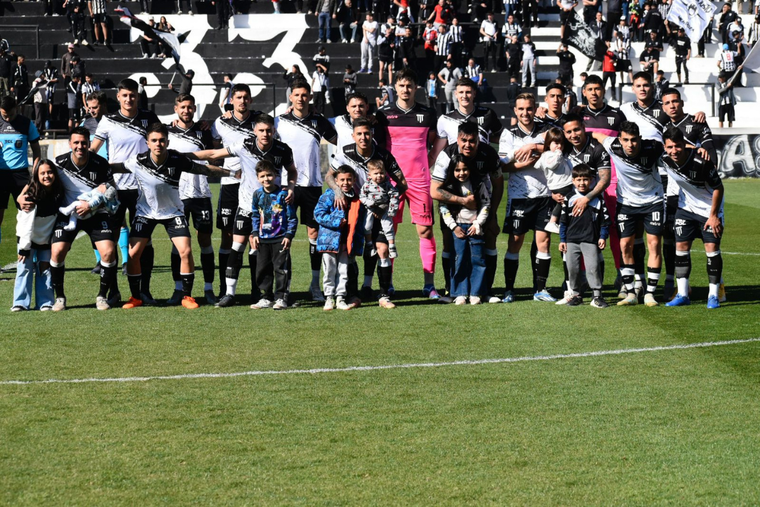 Medrán armó un equipo de gala con el que levantó en la tabla. Foto: Prensa Gimnasia
