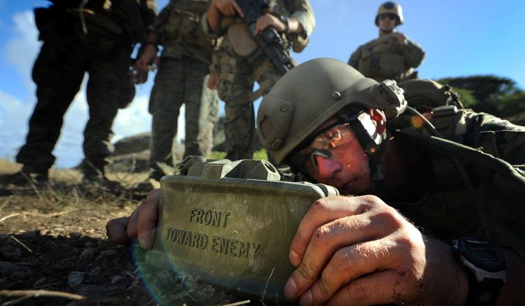 Un militar coloca una M18 Claymore en un campo de pruebas. Foto: Wikipedia.