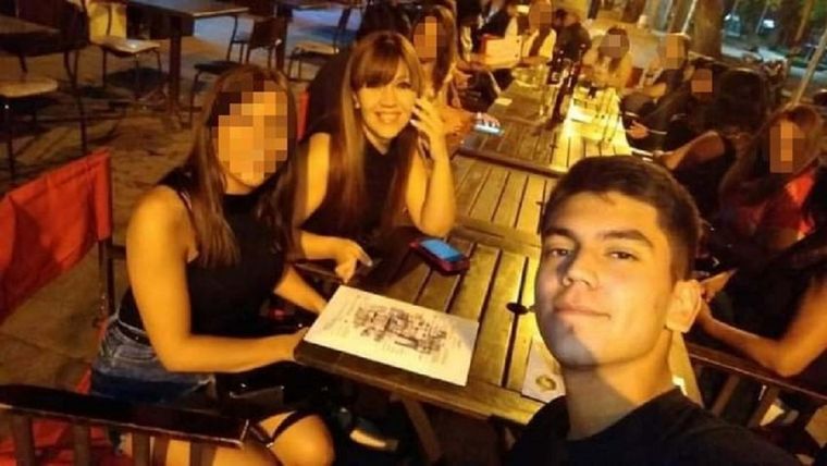 El imputado por el abuso, en compañía de Janina Ortiz Foto: Gentileza